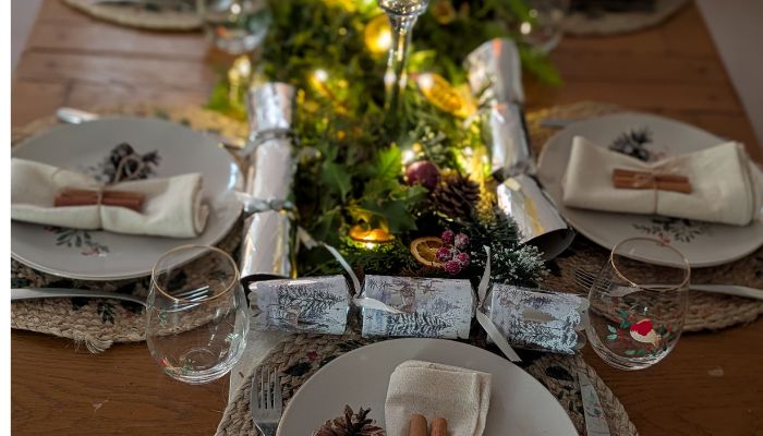 How To Create A Warm And Festive Dining Table For Christmas