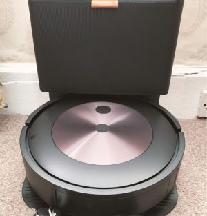 Roomba® j7+ Self-Emptying Robot Vacuum Robot And Charging Station