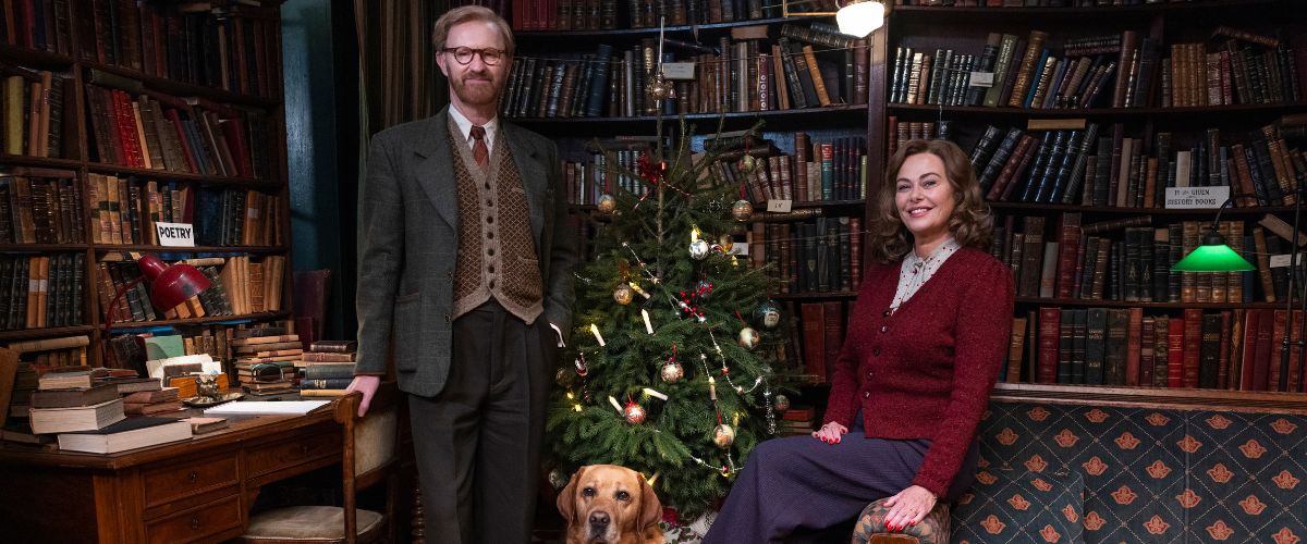 Bookish The Crown of Destiny - Christmas Special - Picture Shows Mark Gatiss as Gabriel Book, Dog and Polly Walker as Trottie Book - Nicolas Velter 